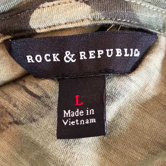 ROCK & REPUBLIC CAMO WITH SKULL GRAPHIC SHORT SLEEVE TSHIRT SIZE L NWT - Picture 4 of 5
